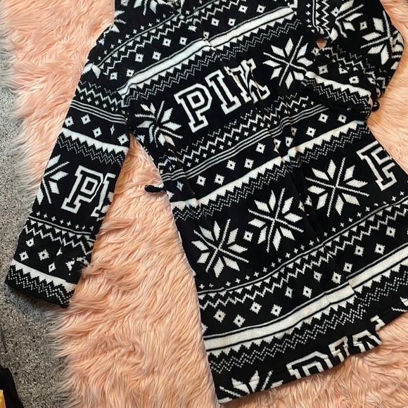 PINK Victoria’s Secret Black & White Snowflake Open Front Plush Robe Size XS - Picture 3 of 5